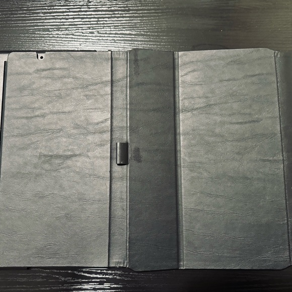 Incipio iPad 10.2” magnetic case - Picture 3 of 5